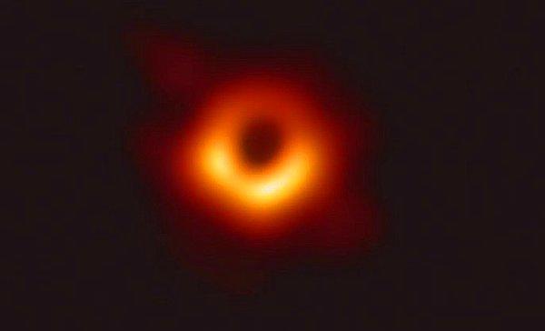 Bu fotoğraf, tarihe evrenin bilinen ilk kara delik görüntüsü olarak geçti 👇
