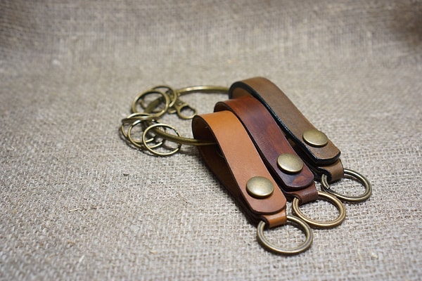 13. «Чтобы не перепутать, где чей ключ, предлагаю надеть _________»