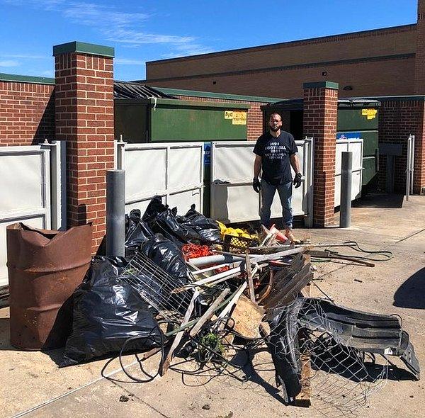 20. "Teksaslı bir öğretmen, öğrencilerinin çevrelerinde olanlara duyarlı olmaları gerektiğini öğretmek için okulun etrafındaki tüm çöpleri tek başına temizlemiş."