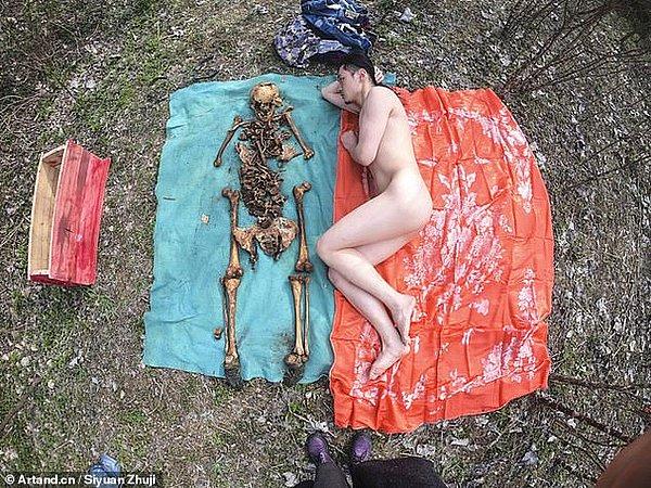 33 yaşındaki Pekinli Siyuan Zhuji, babasından kalanları mezardan çıkarttırdı ve fotoğraf çekimi için kemiklerin yanına çırılçıplak uzanmadan evvel, bu kemikleri iskelet haline getirdi.