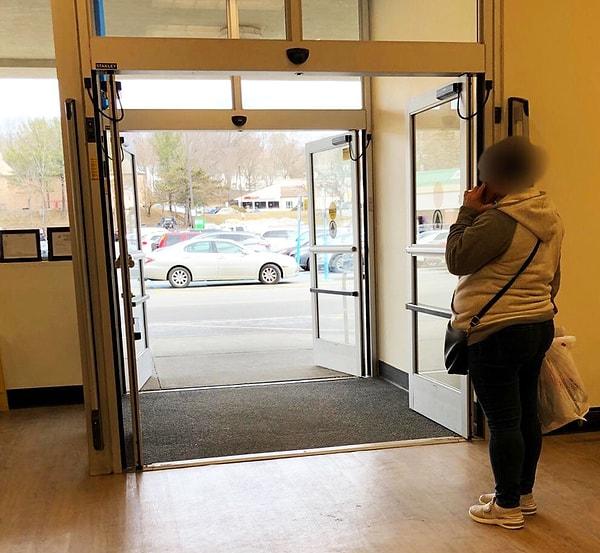 8. "Bu kadın 10 dakikadır telefonla konuşurken dışarıdaki dondurucu havaya rağmen otomatik kapının önünde duruyor."