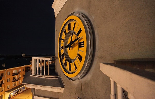 11. Какой советский город в 1920-х гг. жил в двух разных часовых поясах одновременно?