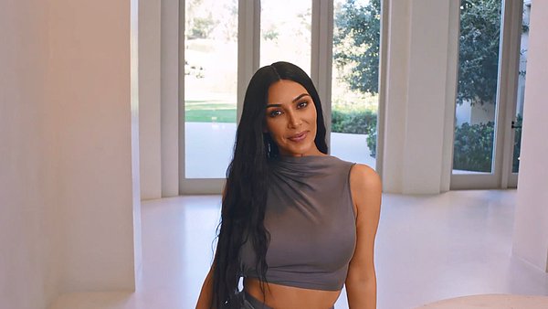 Kim Kardashian, ilk defa baştan aşağı bembeyaz olan evini bir röportaj için açtı.