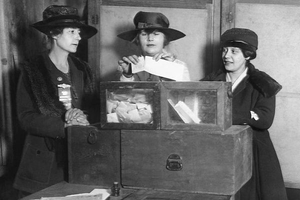 3. В какой стране женщинам дали право голоса на выборах раньше?