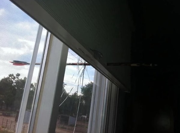 1. Когда ваш сосед - увлеченный примером Робина Гуда стрелок.