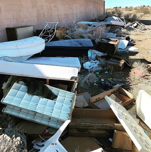 16. Наверное, дома у этого человека очень чисто и опрятно, ведь весь мусор он, очевидно, вынес на улицу.