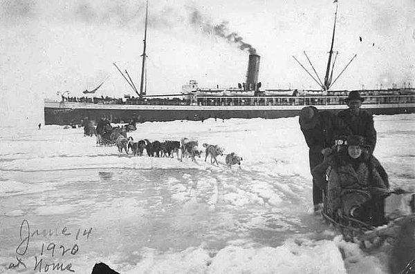 11. Bir Haziran günü, yolcular buzun üstünde gemiden karaya aktarılıyorlar, 1920