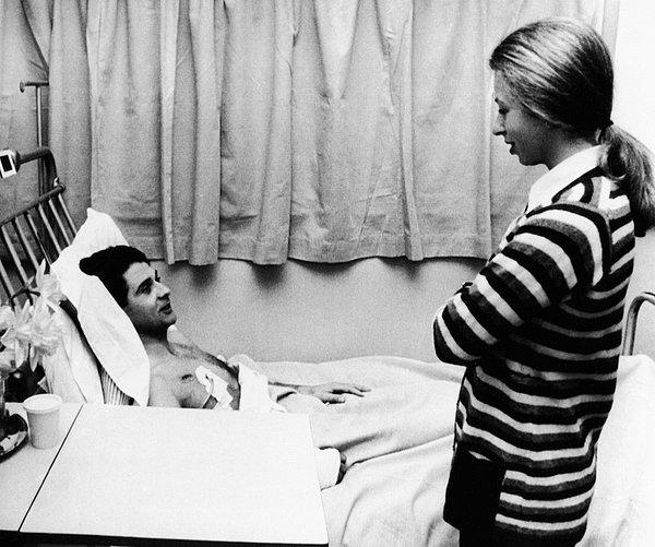 16. Koruması Jim Beaton'u hastanede ziyaret eden Prenses Anne, 1974