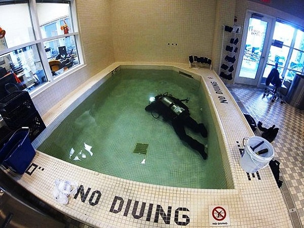 9. Ок, он просто не заметил эти огромные буквы!