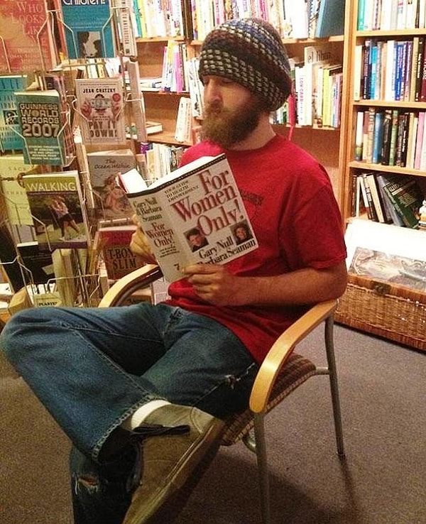 12. "Только для женщин". Эй, парень, что ты там пытаешься вычитать? :)