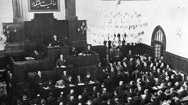 1924 - Türkiye'de 1924 Anayasası yürürlüğe girdi.