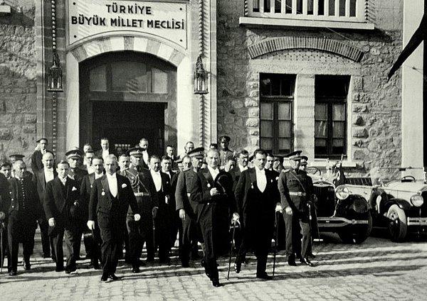 1920 - Mustafa Kemal Paşa, Meclis'in 23 Nisan 1920 günü açılacağını bildiren bir genelge yayımladı.