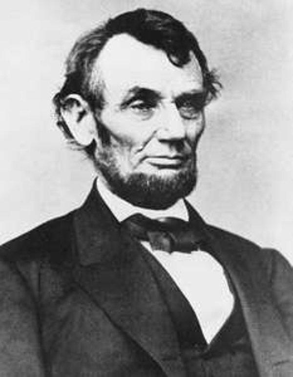 8. Başkan olmadan önce, Abraham Lincoln bir güreş şampiyonuydu. Neredeyse 300 kez güreşmiş, yalnız bir kez yenilmişti.