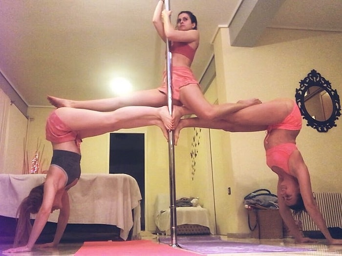 Kadınların Direk Dansı Gösterisini Bir Güzel Baltalayan Köpek