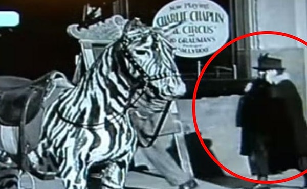 3. Мобильный телефон в фильме Чарли Чаплина 1928 года