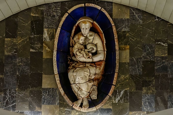 23. Это изображение Мадонны с младенцем находится на станции ...?