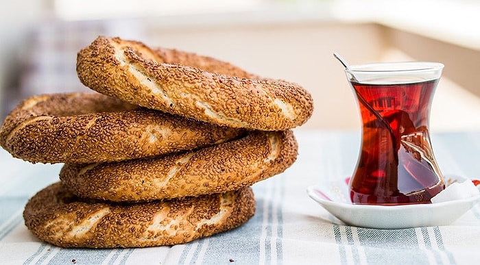 Akbaşoğlu'nun Asgari Ücret Hesabı Sosyal Medyanın Gündeminde: '5 Kişilik Aile, 3 Öğün Simit Yerse Cebinde 1.120 Lira Kalır'