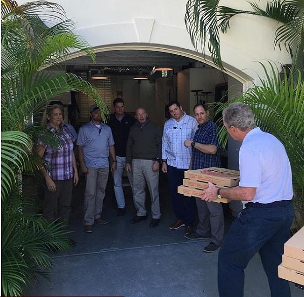 16. George W. Bush bütçe krizi yüzünden maaşlarını alamayan federal çalışanlarına pizza teslimatı yapıyor.