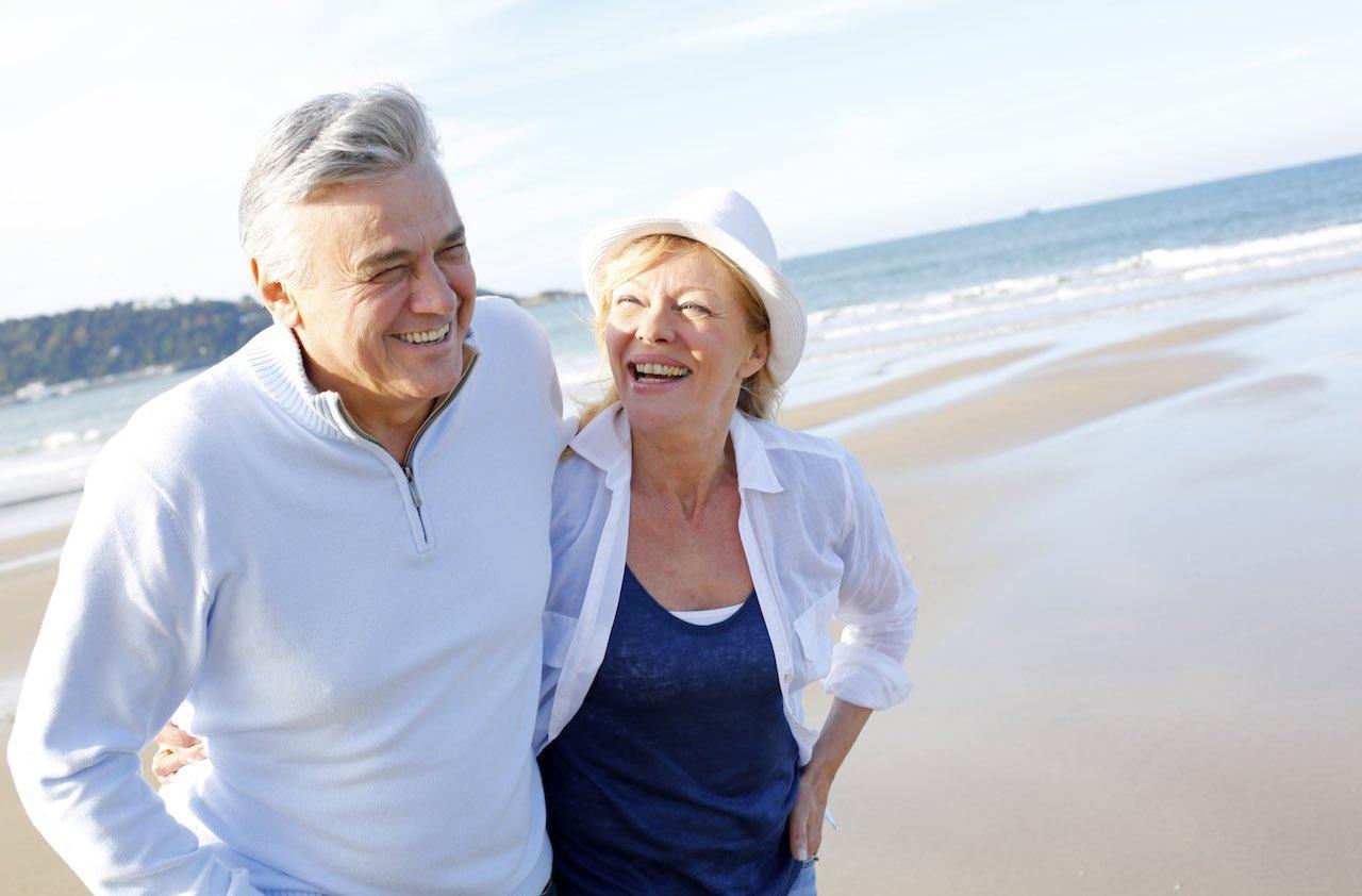 Как живете в 60 лет. Счастливые пенсионеры. Пожилые люди. Счастливые пожилые люди. Счастливые пожилые пары.
