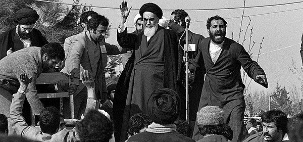 Humeyni yanlılarının desteğiyle ezici bir çoğunluğun onayladığı İran İslam Cumhuriyeti 1 Nisan 1979’da ilan edildi.