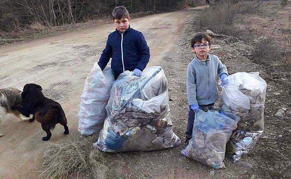 15. Bu çocuklar ne olduğunu bilmedikleri halde #trashtag challenge'a katıldılar. Sadece yetişkinlerin sokaklara attığı çöplerden sıkılmışlardı."
