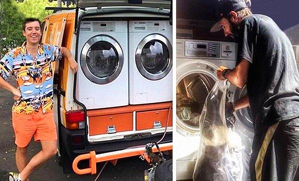 21. İki arkadaş arabalarının arkasını çamaşır yıkama servisine dönüştürdü ve evsiz insanların kıyafetlerini ücretsiz olarak yıkıyorlar.