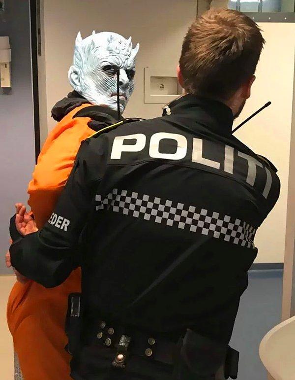 Trondheim polis memurları, Facebook sayfalarında Night King'i tutuklarken bir fotoğraf paylaştılar.