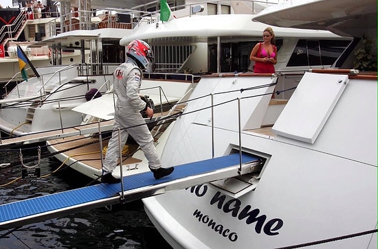 Spor Tarihinin En Alfa Hareketi: Kimi Raikkonen Arızalanan Aracını Bırakıp Yatına Giderek Şampanya İçiyor!