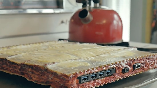 Kendine Lazanyalı Bilgisayar Yapıp Bir Güzel Çalıştıran Adam