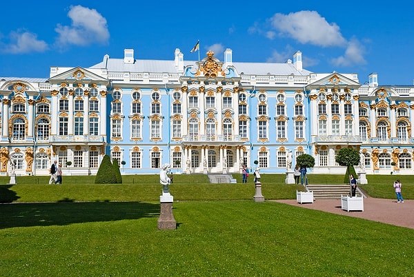 12. Как зовут архитектора, который построил Смольный монастырь и Зимний дворец в Петербурге, Большой дворец в Петергофе, Екатерининский дворец в Царском Селе?