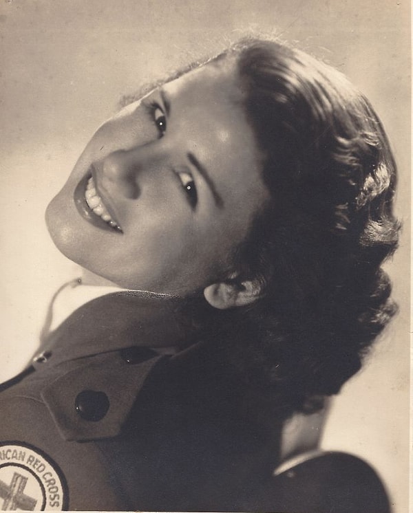 9. "Моя мама как волонтер Красного Креста во Второй мировой войне. 1944 год."