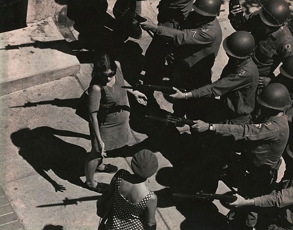 22. "Моя беременная мама под дулом пистолета пытается добраться до дома. Май 1969 г. Беркли."