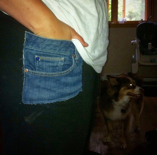 2. Этой смекалистой маме очень уж нравились ее любимые удобные треники, но в них, к сожалению, не было карманов, так что... она просто пришила их!