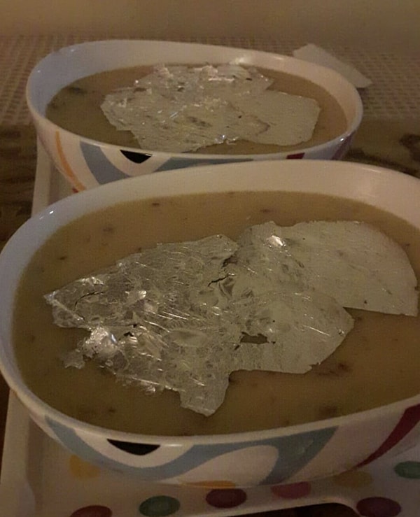 12. Этой хозяйственной маме не хватило фольги, чтобы сохранить суп горячим... поэтому она хотя бы прикрыла серединку. :)