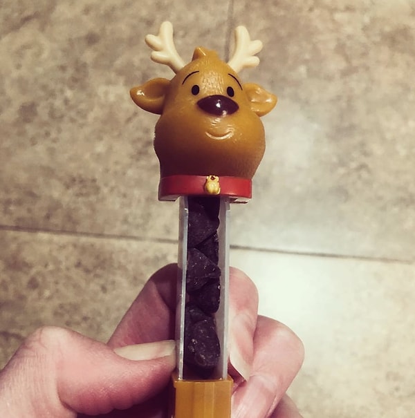 15. Экономная мама, которая наполнила игрушку изюмом, который выглядит точно как шоколадные конфетки, которые закончились.