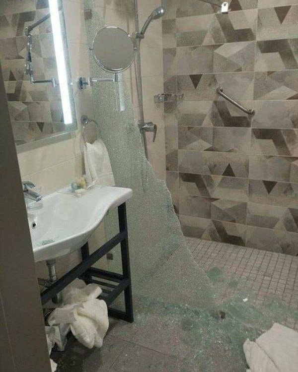 6. Притворил так тихонечко дверь душевой и не рассчитал силы.