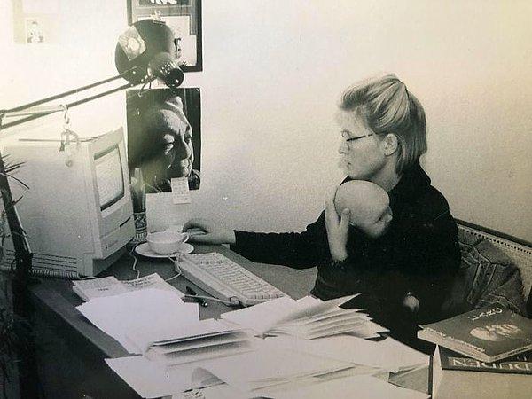 9. "Annem Macintosh Classic II'de master tezini yazarken beni tutuyor, 1991."