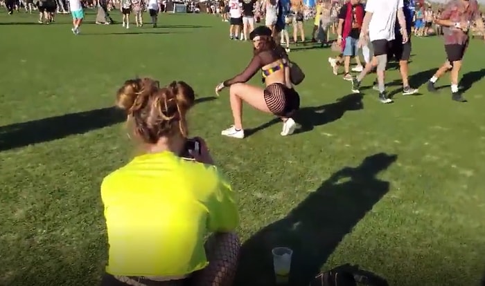 Dünyanın En Büyüklerinden Olan Coachella Müzik Festivali'nde Fotoğraf Furyasına Kapılan İnsanlar