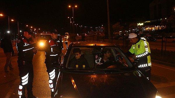 100. Yıl mahallesi Jandarma Kavşağı mevkiinde gece uygulama yapan ekipler, sürücüler üzerinde alkol denetimi yaptı.