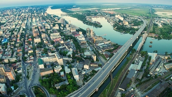 10. В какой округ входит Ростовская область?