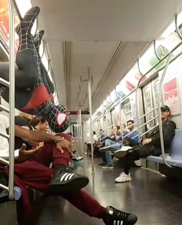 2. А вот Человек-паук возвращается с работы в свой спальный район. Не успел переодеться.