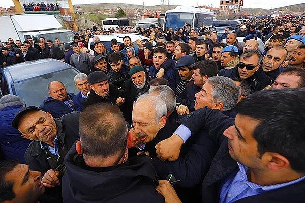 CHP Genel Başkanı Kemal Kılıçdaroğlu, bugün katıldığı şehit cenazesinde bir linç girişimine maruz kaldı ve bir eve sığınarak öfkeli(!) kalabalığın içinden kurtulmayı bekledi.