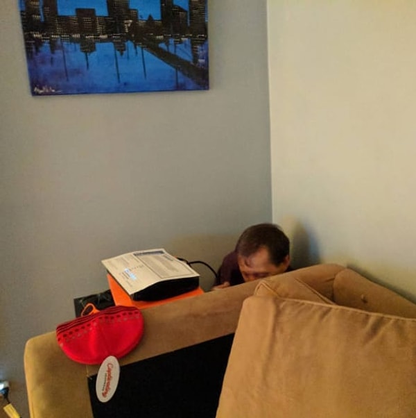 2. Внимательный джентельмен, который удалился за диван, потому что его девушку раздражало, как он чавкает.