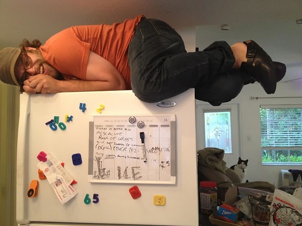 8. Этому молодому человеку удалось произвести впечатление на кота своей девушки (на заднем плане).