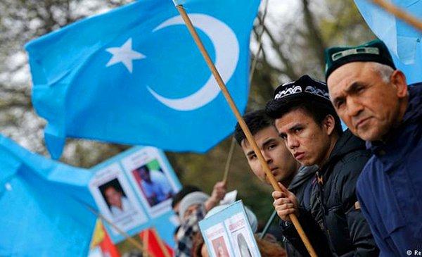 Müslüman Uygur Türkleri ve Budist Tibetlileri zorla kurban ediliyor.