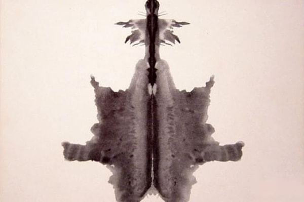 #6 Форму какого предмета принимает это пятно в ваших глазах?