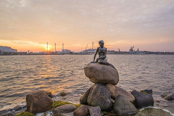 Fakat hayalini gerçekleştirmesine imkan olmaz, 1982 tarihinde aramızdan ayrılır. Sunay Akın, hikayesiyle gurur veren mucit denizci Atilla Hülagü'nün heykelini yapma fikrini ortaya atar.