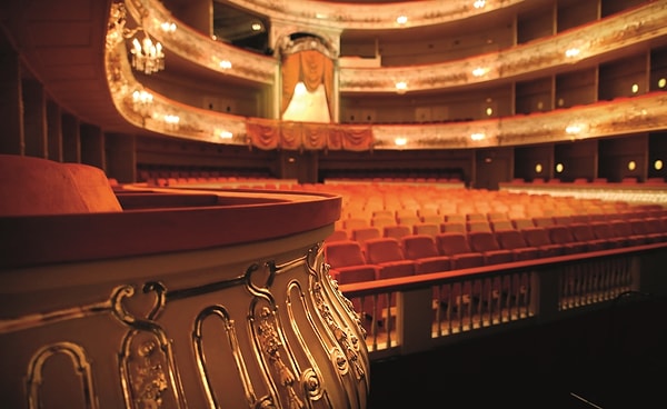 1. Какой фильм был показан первым в истории Большого театра?