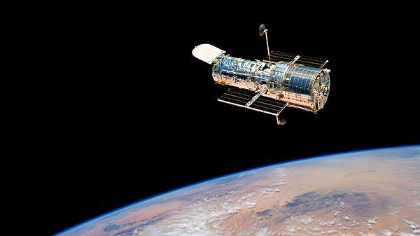 1990 - ABD uzay mekiği Discovery'nin mürettebatı, ilk uzay teleskobu Hubble'ı yer çevresinde yörüngeye oturtmayı başardı.