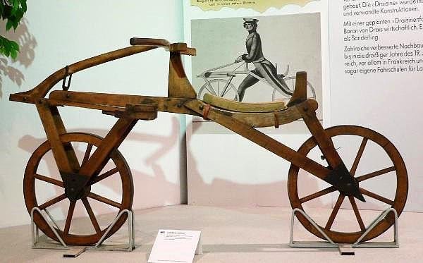 Ancak bildiğimiz anlamda bisikletin başlangıç tarihi 1817 yılı olarak kabul edilebilir. Sürücüsü tarafından itme gücü sağlanan iki tekerlekli ve kanıtları tartışmalı olmayan ilk taşıt, Alman Baron Karl von Drais de Sauerbrun tarafından icat edildi.